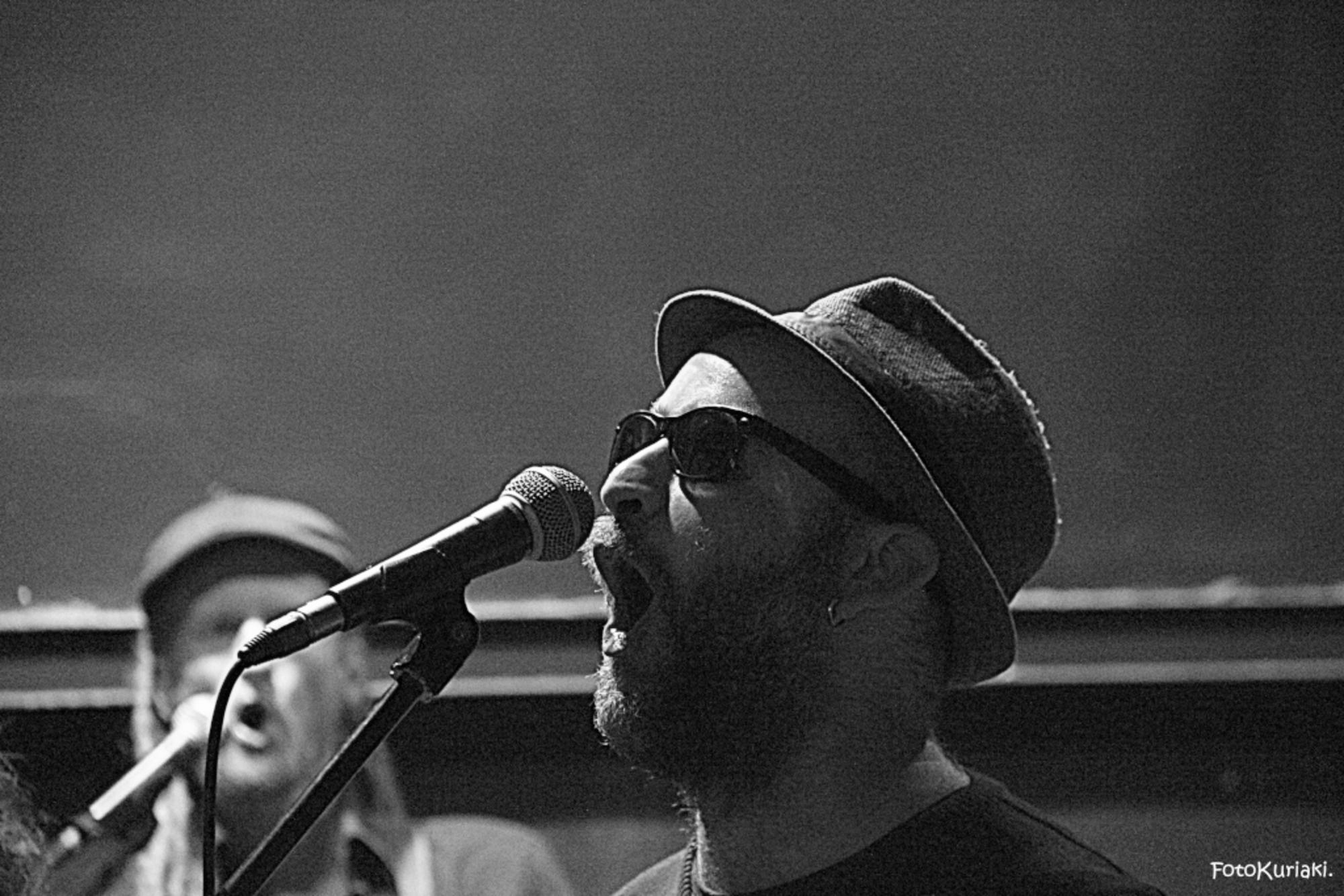 Eugeni Serra durante la presentación del primer disco de El Indigente Cognitivo. Foto de Iziar Kuriaki.